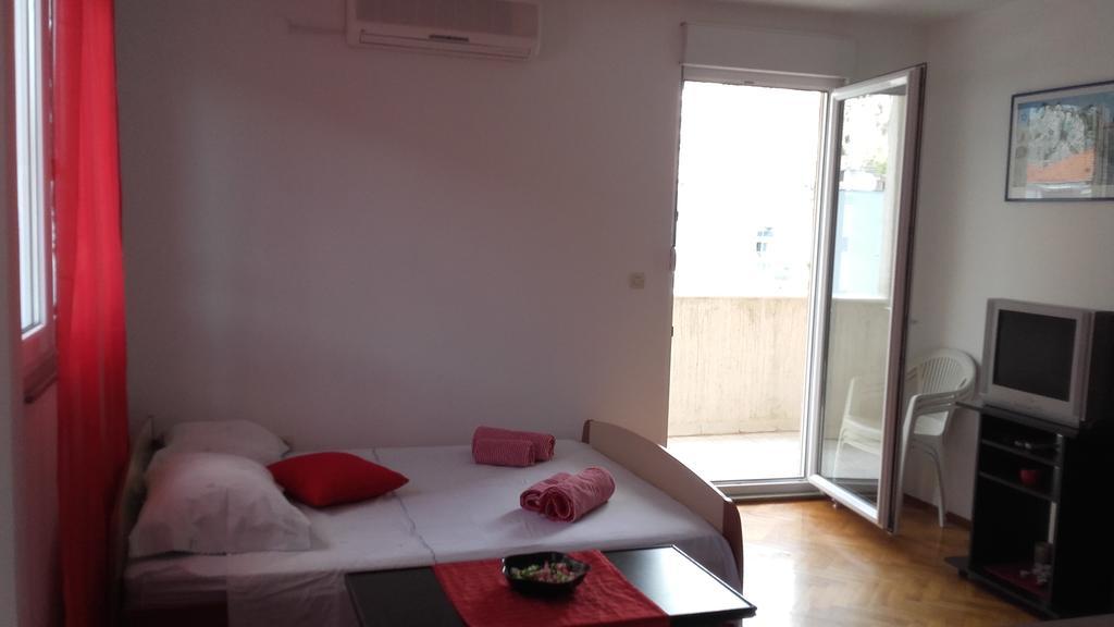 Apartment Max Omis Exterior photo