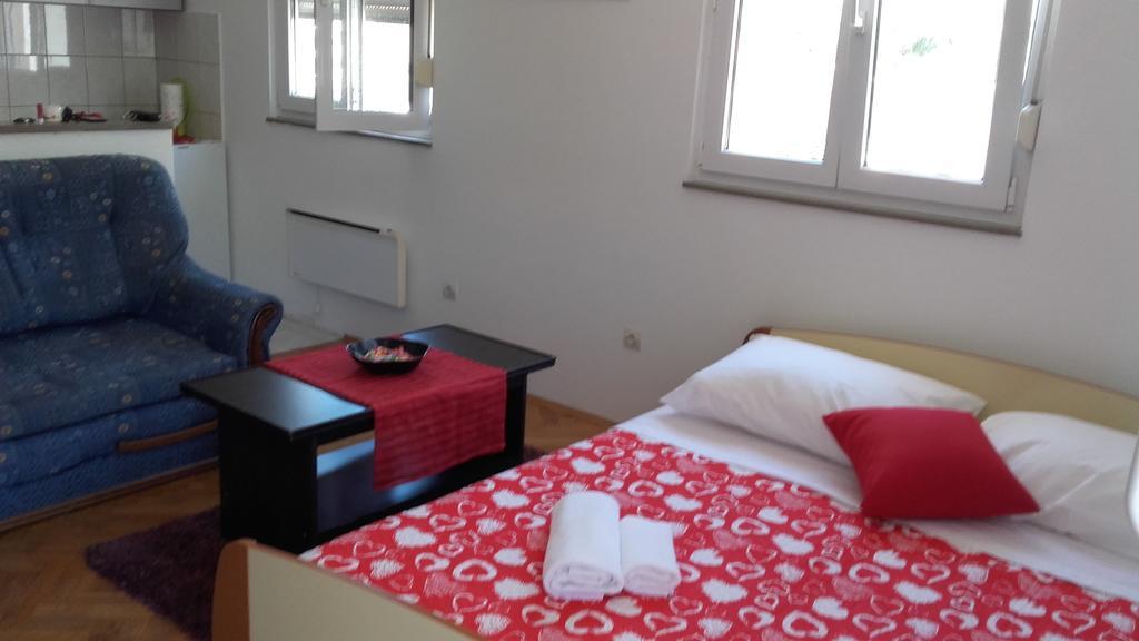 Apartment Max Omis Exterior photo
